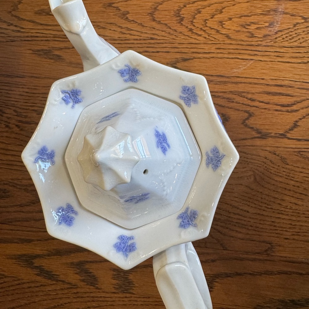 Elegant White and Blue Floral Teapot with lid & two teacups - Picture 5 of 16